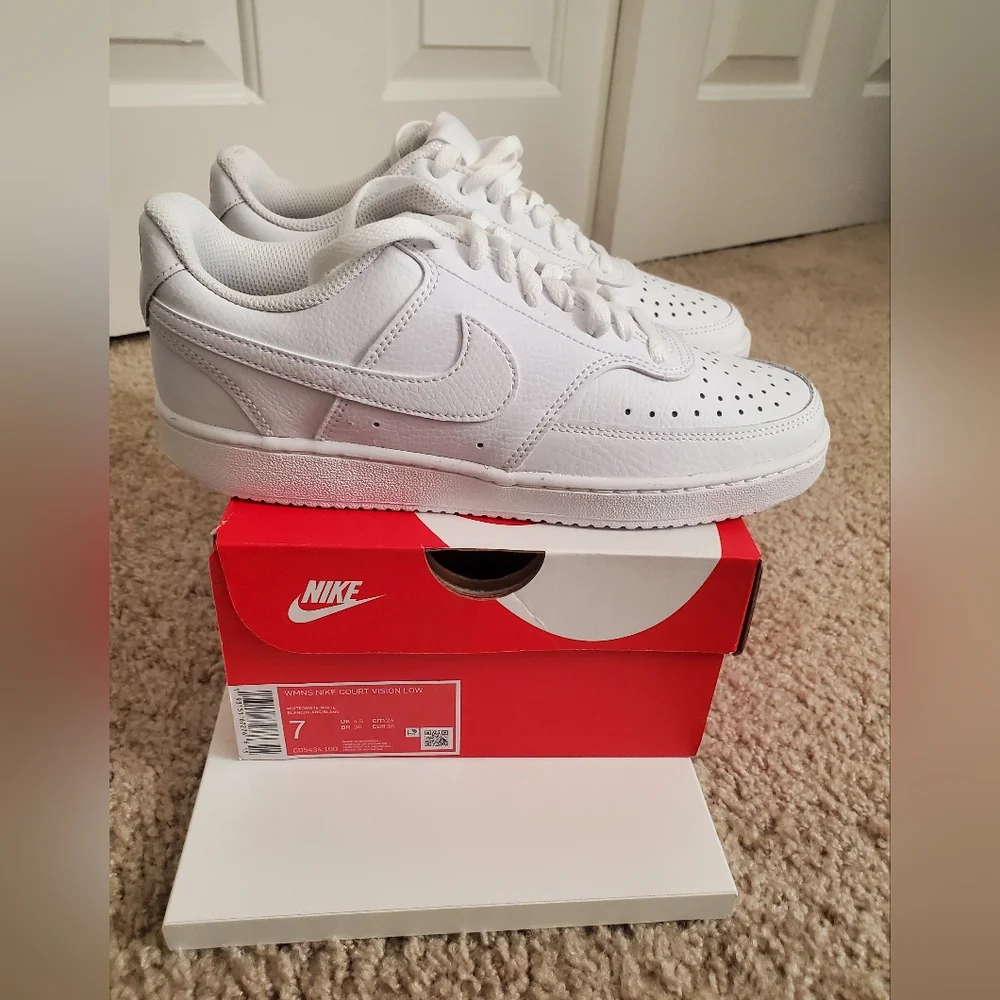 Womens White Nike - Picture 2 of 5